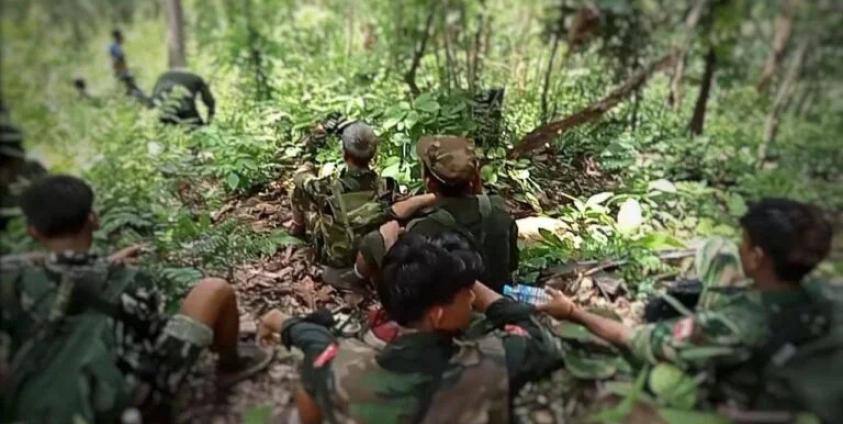 ရှေ့တန်းတစ်နေရာတွင် မြင်တွေ့ရသည့် KIA နှင့် PDF ပူးပေါင်းတပ်များ