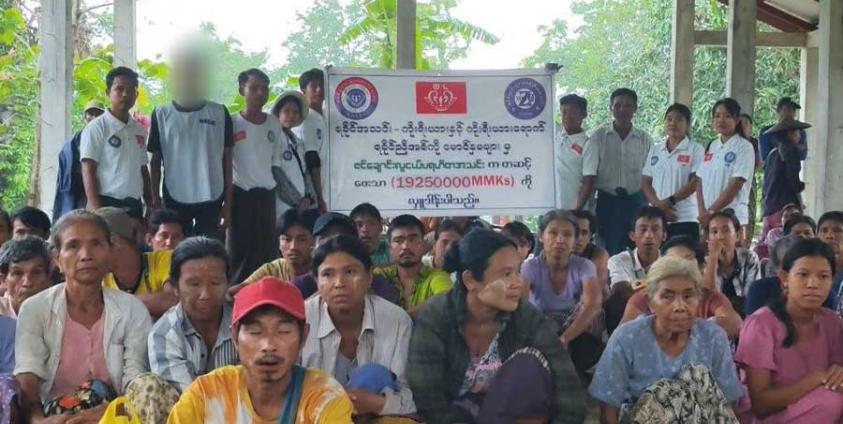 ဇင်ချောင်း လူငယ်ပရဟိတအသင်း / ဇင်ချောင်း လူငယ်ပရဟိတအသင်းက စစ်ဘေးရှောင်များအား စားနပ်ရိက္ခာ ကူညီထောက်ပံ့ပေးနေစဉ်။