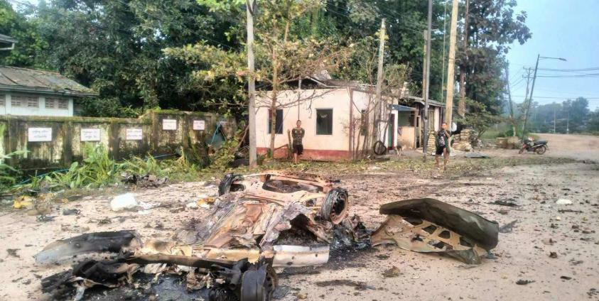 မြဝတီမြို့တွင် မော်တော်ယာဉ် ဗုံးပေါက်ကွဲမှု ဖြစ်ပွားပြီးနောက် မီးလောင်ပျက်စီးသွားသည့် မြင်ကွင်း / Crd