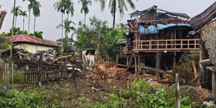 ဓာတ်ပုံ - (ရွှေကူမြို့နယ်အတွင်း စစ်အုပ်စုတပ်မှ ဗုံးကြဲတိုက်ခိုက်ခံရသည့် မြင်ကွင်း။ / Crd)