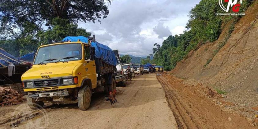 အိန္ဒိယ-ရခိုင် ကုန်သွယ်ရေးလမ်းကြောင်းပေါ်ရှိ ကုန်တင်ယာဉ်အချို့။ / Credit: DMG