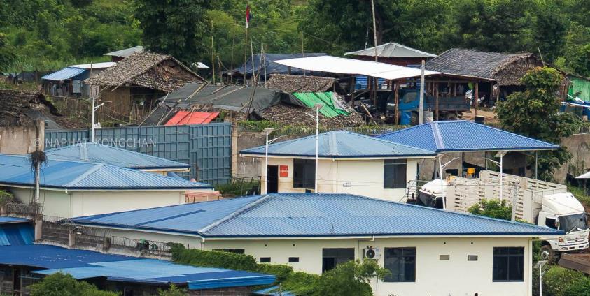 မြဝတီမြို့နယ်အတွင်း မြင်တွေ့ရသည့် အွန်လိုင်းငွေလိမ် (ကျားဖြန့်) လုပ်ငန်းအချို့။ / Credit: Naphat Kongchan