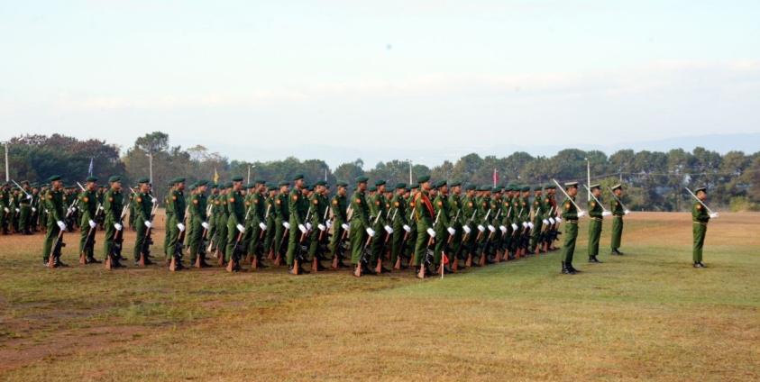 ဟိုပုံးမြို့နယ်အတွင်းတွေ့ရသည့် စစ်အုပ်စု၏ စစ်မှုထမ်းသင်တန်းဆင်းပွဲ မြင်ကွင်းတစ်ခု။ / Credit