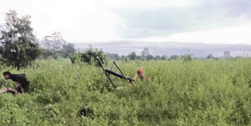 စက်တင်ဘာလ ၂၄ ရက်နေ့ လေတပ်စခန်းကို ပစ်ခတ်နေတဲ့ တော်လှန်ရေးတပ်ဖွဲ့ဝင်များ