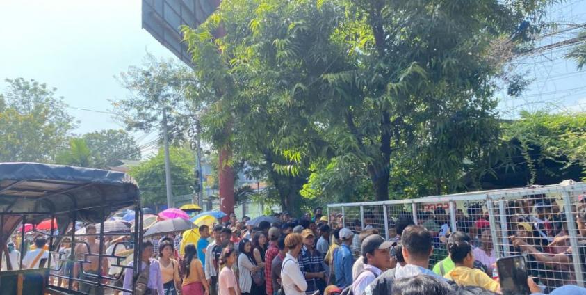 Photo - Credit (တရုတ်ပြည်တွင်း ဝင်ရောက် အလုပ်လုပ်ကိုင်ရန်အတွက် တိုကင်နံပတ်ရယူရန် လာရောက် စောင့်ဆိုင်းသူများ)