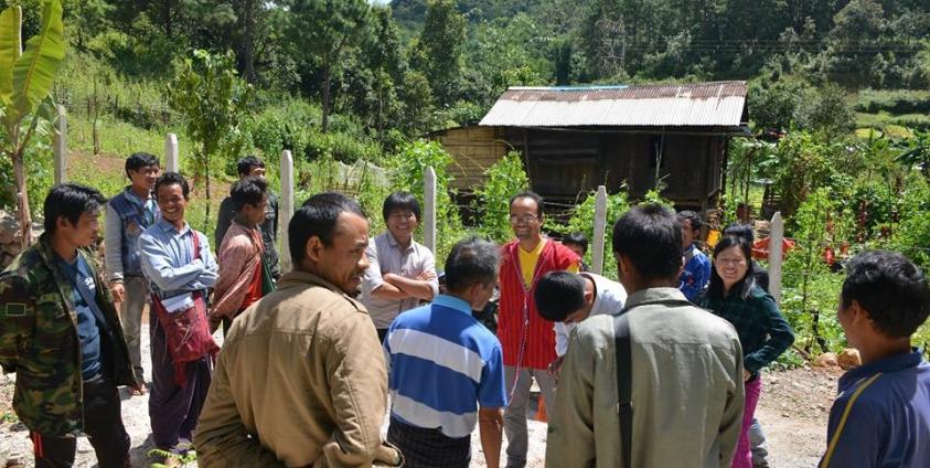 ဘိန်းစိုက်ခင်း စိုက်ပျိုးလုပ်ကိုင်ကြသည့် ဒီးမော့ဆိုမြို့နယ်အနောက်ဘက်ခြမ်းက တောင်သူများ နှင့် ပြည်နယ် လွှတ်တော်ကိုယ်စားလှယ် တို့ကို မီဒီယာသမားများက သွားရောက် မေးမြန်းခဲ့ကြသည့် မြင်ကွင်း (ဓါတ်ပုံ – ကန္တာရဝတီတိုင်း(မ်))