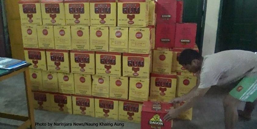 ဖမ်းဆီးရမိသည့် လိုင်စင်မဲ့အရက်ဖာများအား တွေ့ရစဉ်။ ဓာတ်ပုံ- နောင်ခိုင်အောင်