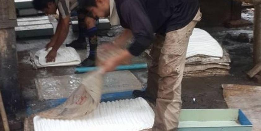 ရာဘာစေးမှ ကြိိတ်ပြားများထုတ်လုပ်စဉ်(photo: MNA)