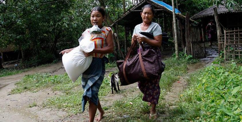 Villagers carry belongings as they prepare to flee from fighting at Aung Mingalar village near Maungdaw town of Bangladesh-Myanmar border, Rakhine State, western Myanmar, 13 October 2016. Photo: Nyunt Win/EPA