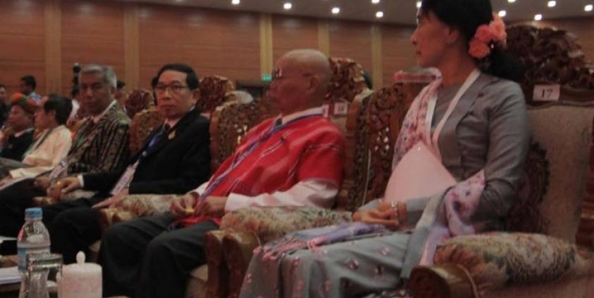 From left to right: Dr. Salai Lian Hmung Sakhong of the Chin National Front (CNF), Lt.-Gen. Yawd Serk of the RCSS/SSA-S, Gen. Mutu Say Poe of the Karen National Union (KNU), and Daw Aung San Suu Kyi of the NLD attend the opening ceremony of the Union Peace Conference on January 12, 2016. (Photo: KNU-HQ)