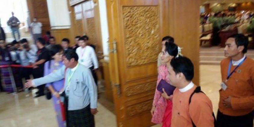 ဖေဖော်ဝါရီ ၁ရက်နေ့တွင် စတင်ကျင်းပသည့်ဒုတိယအကြိမ်ပြည်သူ့လွှတ်တော်အစည်းအဝေးအပြီး ပြန်လည်ထွက်ခွာလာသည့် NLD ပါတီဥက္ကဋ္ဌ ဒေါ်အောင်ဆန်းစုကြည်ကို တွေ့ရစဉ်။ ဓါတ်ပုံ၊ ဟိန်းကိုစိုး။