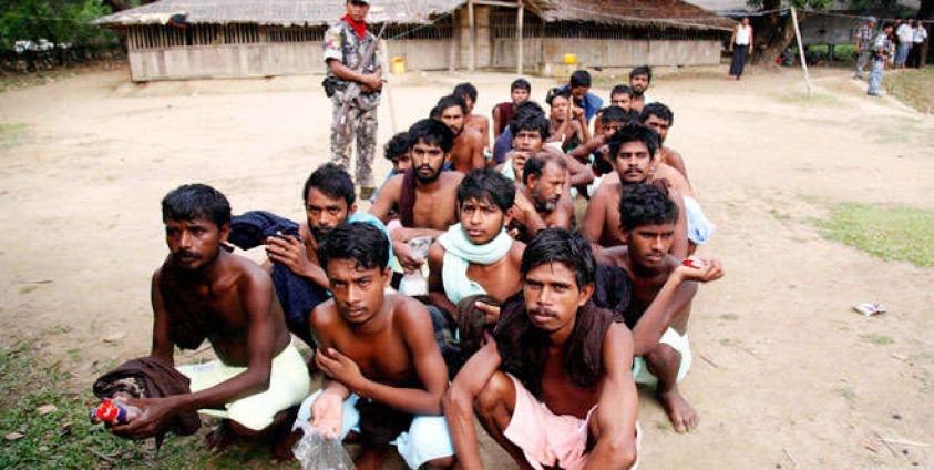 မြန်မာ့တပ်မတော်က ကယ်ဆယ်ထားသည့် ပင်လယ်ပြင်မှ လှေစီးဒုက္ခသည်များကို ရခိုင်ပြည်နယ် မောင်တောမြို့နယ်အတွင်း အလယ်တန်းကျော်ရွာတွင် မေ ၂၃ ရက်က တွေ့ရစဉ်။ (ဓာတ်ပုံ - အီးပီအေ)