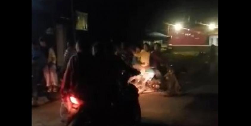 ပွဲလှန့်ပြီး အိမ်ပြန်ကြသည့် ရွာသားများ