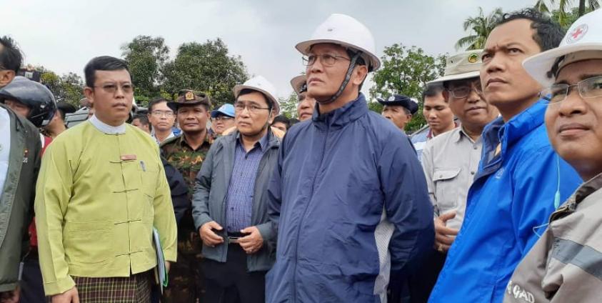 Photo- တောင်မြေပြိုကျနေရာသို့ ဒုသမ္မတ ဦးဟင်နရီဗန်ထီးယူ လာရောက်ကြည့်ရှုစဉ်(MNA)