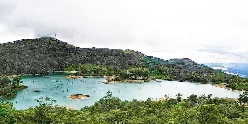 ရေပေးဝေရေးလုပ်ငန်း သုံးစွဲနေသည့် တောင်ပေါ်မှရေကန်၏ပုံကို မြင်တွေ့ရစဉ်