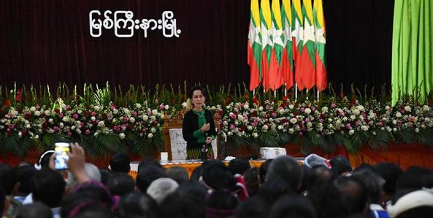 အတိုင်ပင်ခံရုံးဝန်ကြီးဌာန(fb)ဒေါ်အောင်ဆန်းစုကြည် မြစ်ကြီးနားမှာ လူထုနဲ့ တွေ့ဆုံပြီး မိန့်ခွန်းပြောနေစဉ်။