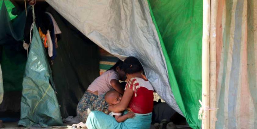 အစိုးရသည် ကိုရိုနာဗိုင်းရပ်စ်နှင့်ပတ်သက်သည့် ရှောင်ရန်၊ဆောင်ရန် သတင်းအချက်အလက်များကို အင်တာနက်၊ တီဗွီများက အဓိကထုတ်ပြန်ပေးနေသည်။ (ဓာတ်ပုံ - မြတ်ဆွေ)