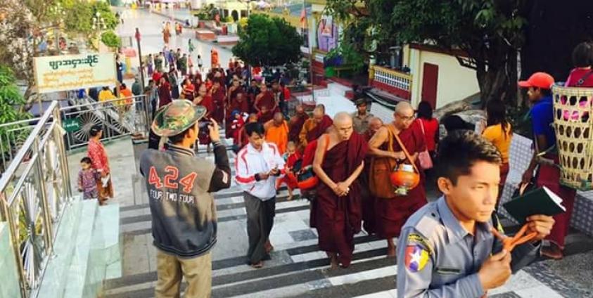 ကျိုက်ထီးရိုးရင်ပြင်ပေါ် သံဃာတော်အချို့တွေ့ရစဉ် (Facebook)