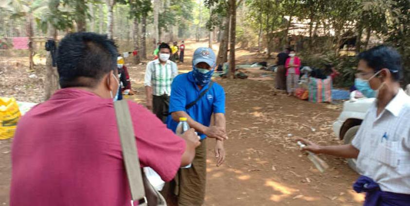 ဘုရားသုံးဆူမြို့ခံများက ထမင်းဗူးနှင့် ရေသန့်များလှူဒါန်းစဉ် (အောင်စိုး)