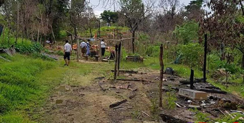 ၂၀၁၇ အကြမ်းဖက်မှု ဖြစ်စဉ်တွင် နေအိမ်များ မီးရှိုခံထားရသည်ကို တွေ့ရစဉ်။