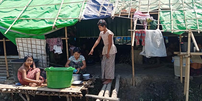 ပုံစာ - ကျောက်တော်မြို့၊ နေပူခံစစ်ဘေးရှာင်စခန်းမှ စစ်ဘေးရှောင်တချို့အား မေလအတွင်းက တွေ့ရစဉ်။