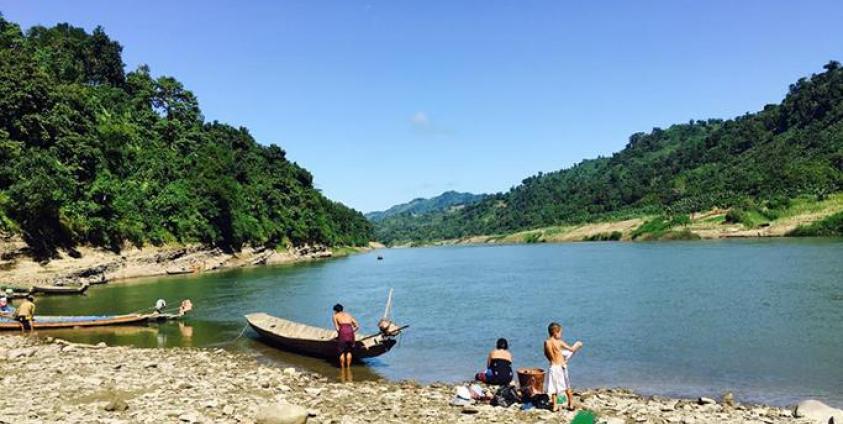 ပလက်ဝမြို့နယ်အတွင်းက ကုလားတန်မြစ်ကမ်းဘေးမှာ ရေချိုးေနသော ဒေသခံတချို့ / ဓာတ်ပုံ - Chit Min Tun