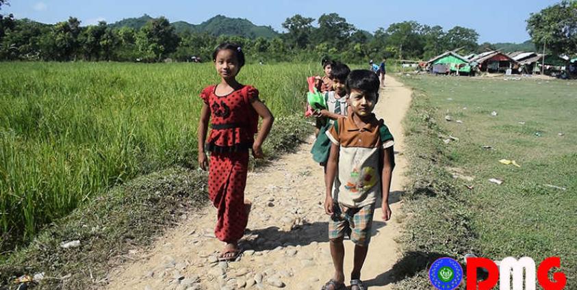 စင်းဘောကိုင်း စစ်ရှောင်စခန်းမှ ကျောင်တက်ရန်သွားနေသည့် မူလတန်းကလေးများ။ ဓာတ်ပုံ - စိမ်းကိုကို