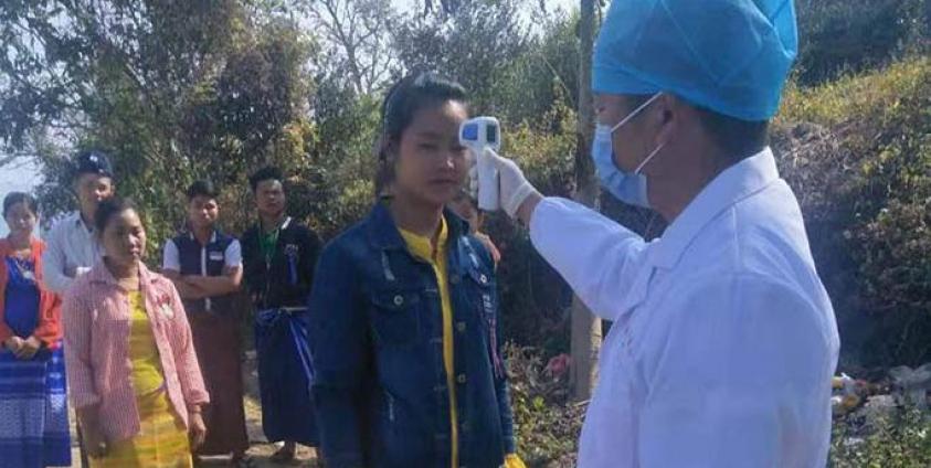 ပုံစာအညွှန်းများ - မြန်မာနိုင်ငံသို့ ပြန်ပို့မည့် တရုတ်နိုင်ငံရောက် မြန်မာအလုပ်သမားများကို ကျန်းမာရေးစစ်နေစဉ်(ပုံ-မင်းချမ်းမြေ့)