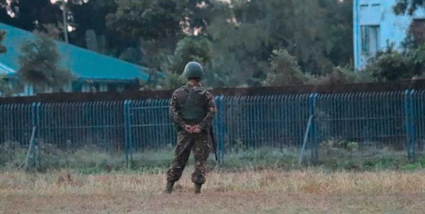 စစ်တွေမြို့ရှိ ပြည်နယ်အစိုးရအဖွဲ့ဝင်ဝန်ကြီးများ တက်ရောက်သော အခမ်းအနားတစ်ခုတွင် လုံခြုံရေးဆောင်ရွက်နေသည့် တပ်မတော်သားတစ်ဦးအား တွေ့ရစဉ်။ (ဓာတ်ပုံ - တိုးမြတ်)