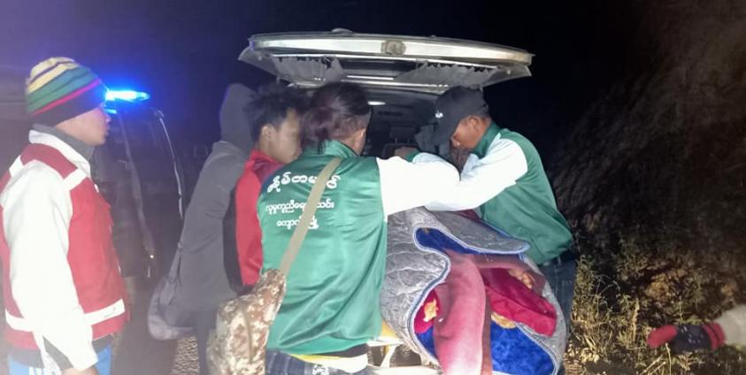 Photo by အဘမ်း/ မိုင်းနင်းမိသူသွားရောက်ကယ်ဆယ်သည့် ပုံ