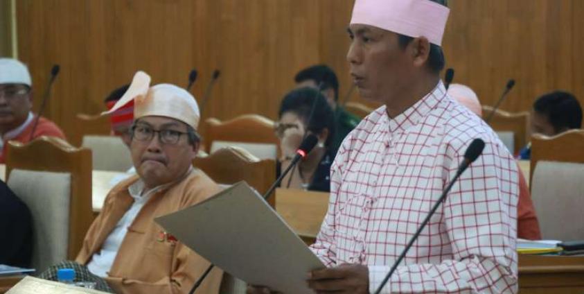 ဝန်ကြီးချုပ်နှင့် လွှတ်တော်ဒုတိယ ဥက္ကဌ ပြည်နယ်လွှတ်တော်အစည်းအဝေးတစ်ခုတွင် အကြိတ်အနယ် ဆွေးနွေးခဲ့ကြစဥ်(MNA)