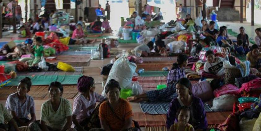 ကချင် တိုက်ပွဲရှောင်များကိုတွေ့ရစဉ်