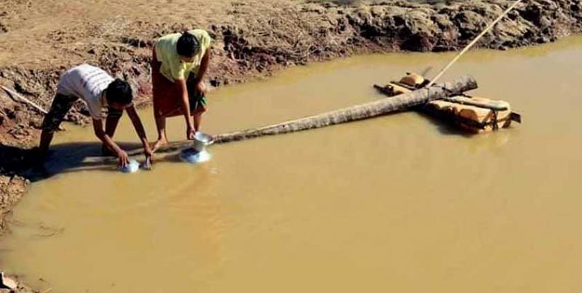 လက်ရှိမှာ မသန့်ရှင်းသည့်ရေကို သောက်သုံးနေရသည့်အတွက် စစ်ဘေးရှောင်များမှာ ဝမ်းပျက်၊ ဝမ်းလျှော ရောဂါများ ဖြစ်ပွားနေသည်။ (ဓာတ်ပုံ - Facebook)