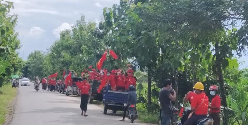 ပုံစာ- အမျိုးသားဒီမိုကရေစီအဖွဲ့ချုပ်ပါတီ(NLD) ၏ မဲဆွယ်စည်းရုံးရေးတွင် ဝန်းရံပေးကြသူများအား တွေ့ရစဉ်။