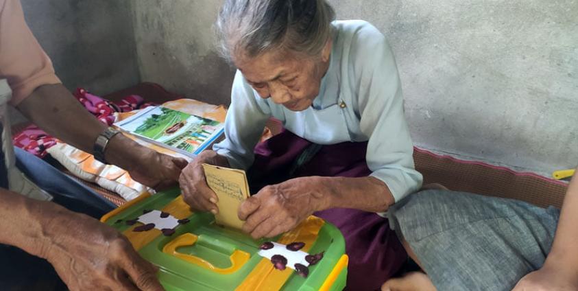 သံတွဲမြို့နယ်အတွင်းက သက်ကြီးရွယ်အိုများ ကြိုတင်မဲပေးနေကြစဉ်။