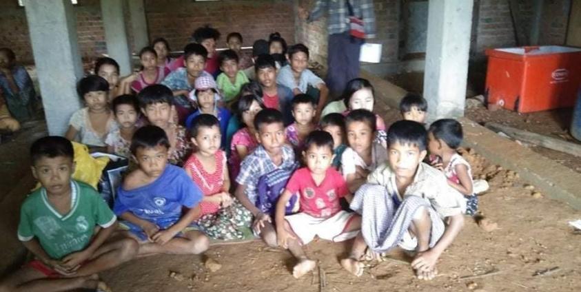 ကျောက်ဖြူမြို့ကိုရောက်ရှိလာသော ဇိုင်ချောင်းနှင့် သိုင်းချောင်း ကျေးရွာများမှ နေရပ်စွန့်ခွာလာသည့် ကလေးငယ်များကိုတွေ့ရစဉ်။ Photo - Tun Tun Naing