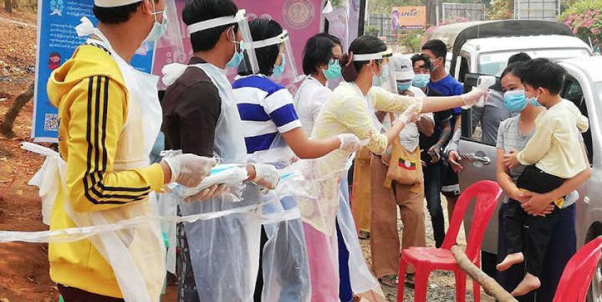 Photo Credit to – U Tin Maung Thein-သီပေါမြို့အဝင်အထွက် ခရီးသွားပြည်သူများအား အပူချိန်တိုင်း စစ်ဆေးပေးနေစဉ်