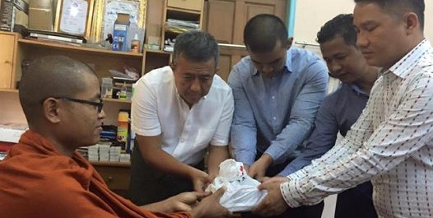 ငွေ သိန်း ၁၀၀ ဆပ်ကပ် လှူဒါန်းနေစဉ်/ ဓာတ်ပုံ- အသျှင်ကုမာရ