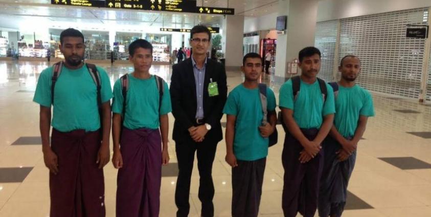 ဇွန်လ ရ ရက်နေ့က ပြန်ပို့သည့် ဘင်္ဂလာဒေ့ရှ် ၅ ဦးကို ရန်ကုန်လေဆိပ်တွင်တွေ့ရစဉ်/ ဓာတ်ပုံ- ဘင်္ဂလာဒေ့ရှ် သံရုံး