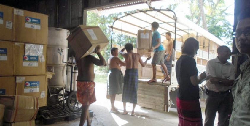 UNICEF ၏ထောက်ပံ့ပစ္စည်းများကို ကျောက်တော်သို့ပို့ဆောင်ရန် ကားပေါ်သို့တင်ဆောင် နေကြစဉ် ( ဓာတ်ပုံ – နိရဥ္စရာ)