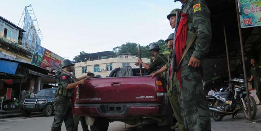 ကချင်ပြည်နယ် လိုင်ဇာမြို့တွင် လုံခြံုရေးယူထားသည့် ကချင်လွတ်မြောက်ရေးတပ်မတော် (KIA) အား သြဂုတ်လ ၃ ရက် ၂၀၁၄ ခုနှစ်က တွေ့ရစဉ်။ ဓာတ်ပုံ - မင်းမင်း