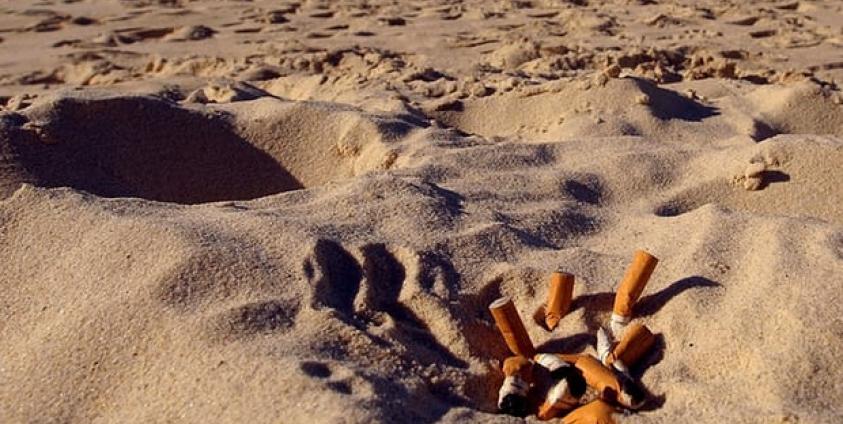 ထိုင်းနိုင်ငံအပမ်းဖြေကမ်းခြေတစ်နေရာ၌ စီးကရက်အကြွင်းအကျန်တွေ့ရပုံ(photo:The Guardian)