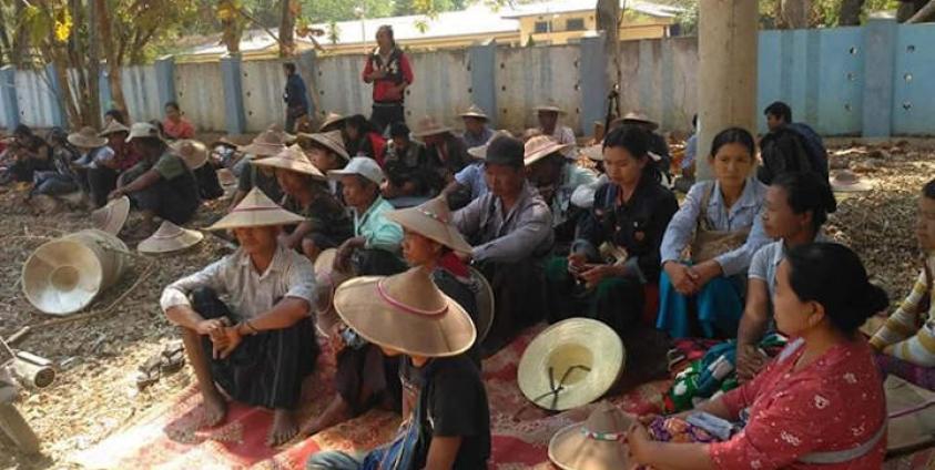 တောင်သူများကို လွိုင်ကော်မြို့နယ်တရားရုံးရှေ့ မတ်လ ၂၀၂၀ က မြင်တွေ့ရစဉ်။