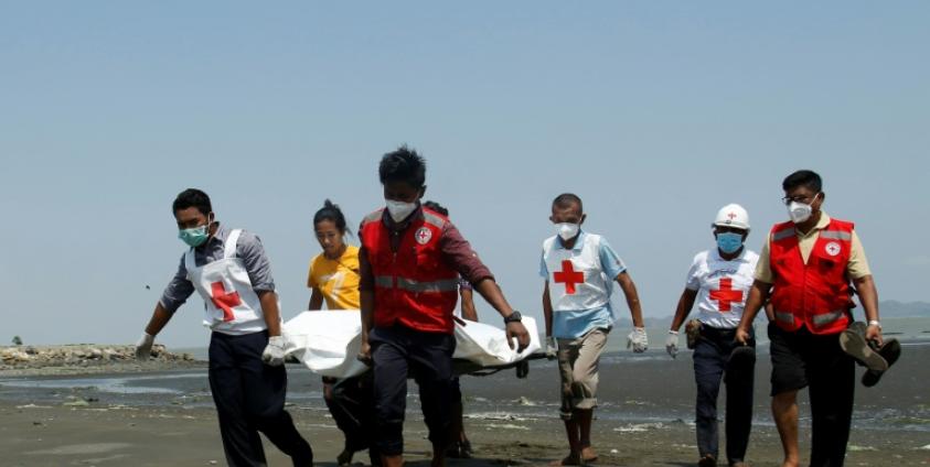 ပုံစာ - ဧပြီလ ၂၁ ရက်နေ့က သေဆုံးသွားသော WHO ယာဉ်မောင်းအား မြန်မာနိုင်ငံ ကြက်ခြေနီအဖွဲ့က သယ်ဆောင်လာသည်ကို တွေ့ရစဉ်။ (ဓာတ်ပုံ - AFP)