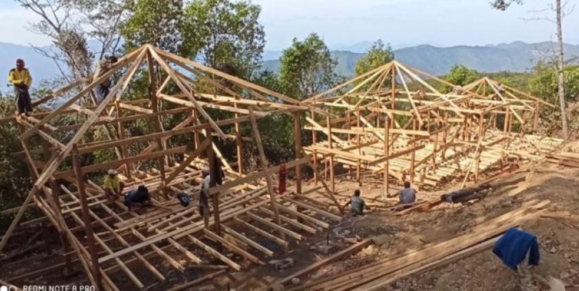 ပုံစာ -နိုင်ငံတော် ဒုသမ္မတ ဦးဟင်နရီဗန်ထီးယူ၏ ဇာတိရွာ ချင်းပြည်နယ် ထန်တလန်မြို့နယ် သီးကီရ် (Tikir) ကျေးရွာတွင် စစ်ဘေးရှောင်ပြည်သူများ နေထိုင်ရန် ဒေါ်ခင်ကြည်ဖောင်ဒေးရှင်းမှ နေအိမ်အလုံး (၅၀) တည်ဆောက်လျှက်ရှိသည်ဟု သိရသည်။