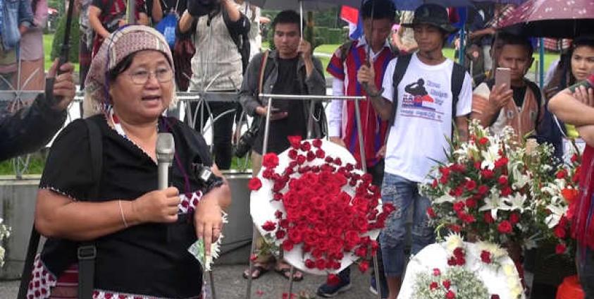 Photo- ရန်ကုန်မြို့ (၆၉)နှစ်မြောက် ကရင်အာဇာနည့်အခမ်းအနားတွင် နော်အုန်းလှကိုတွေ့ရစဉ်( Naw Ohn Hla Facebook)