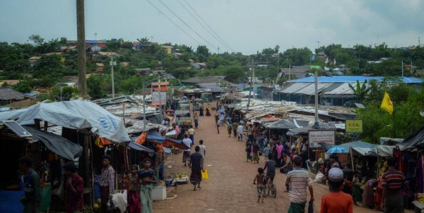 ဘင်္ဂလား‌ဒေ့ရှ်နိုင်ငံရှိ မွတ်ဆလင်ဒုက္ခသည်စခန်းတစ်ခုကိုတွေ့ရစဉ်။ ဓာတ်ပုံ- AFP