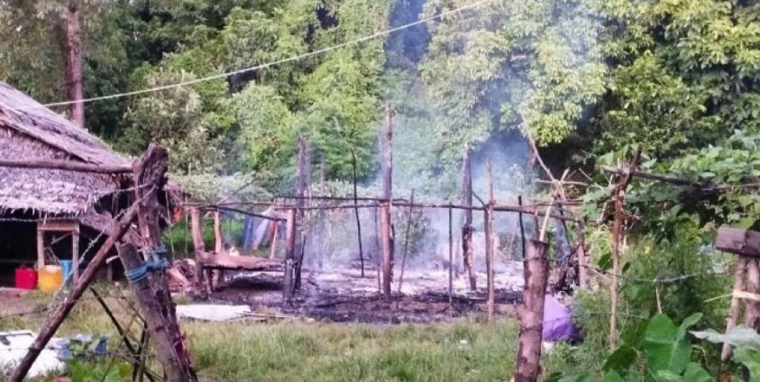 မောင်တောမြို့နယ်၊ ဖားဝပ်ချောင်းကျေးရွာမှ မီးရှို့ခံခဲ့ရသည့်နေအိမ်တစ်ဆောင်ကို တွေ့ရစဉ်။