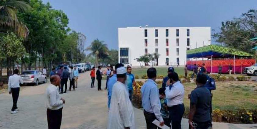 ဘင်္ဂလားဒေ့ရှ် တက္ကနာဖ်မြို့နယ်၊ ကေရာတူလီရှိ သယ်ယူပို့ဆောင်ရေးရုံးတွင် စစ်ဆေးခံနေသည့် မွတ်ဆလင် ဒုက္ခသည်များအား တွေ့ရစဉ်။ ဓာတ်ပုံ - CJ