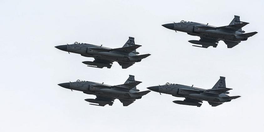 Pakistan-China jointly developed JF-17 fighter jets perform during Pakistan Day celebrations in Islamabad, Pakistan, 23 March 2016. Photo: EPA